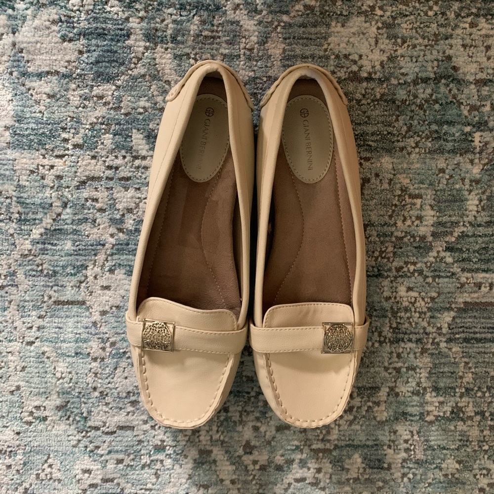 Giani Bernini Nude Flats NWOT